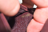 Louis Vuitton, Porte-cartes / monnaie " Marco " en cuir taïga lie de vin
